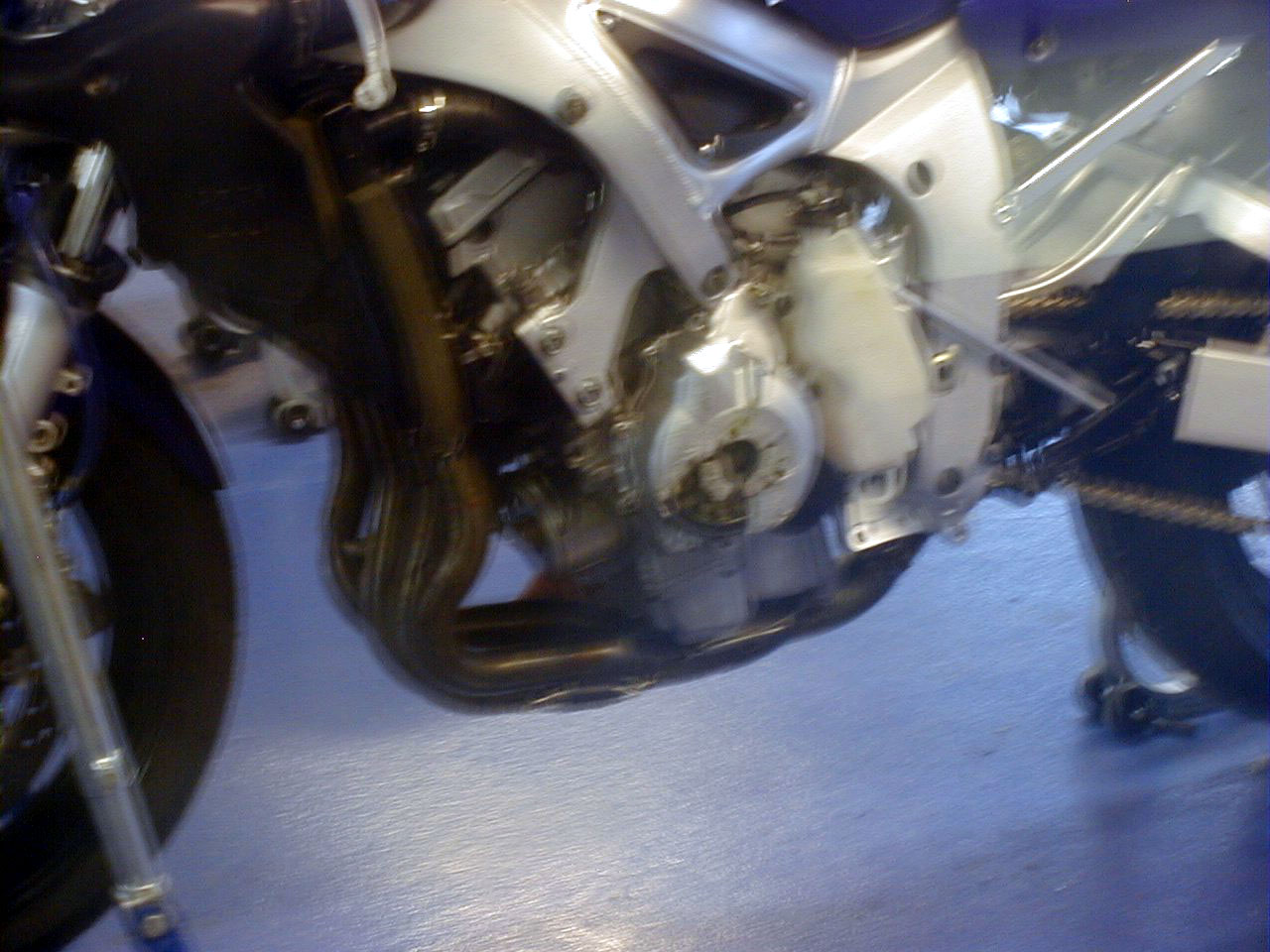 bike_YZF600R6_Hack_Day_broken LH_cover.jpg (156075 bytes)